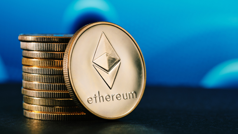 Para Kelsem Ricardo Rios Lima, escolher entre ações e criptomoedas depende do perfil do investidor e dos objetivos financeiros.