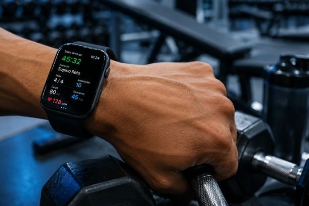 Aplicativos de musculação para smartwatch: como a tecnologia de pulso otimiza o treino de força