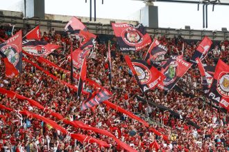 Torcida do Flamengo agita bandeiras nas arquibancadas do Maracanã, no Rio de Janeiro.