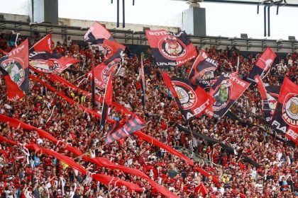 Torcida do Flamengo agita bandeiras nas arquibancadas do Maracanã, no Rio de Janeiro.