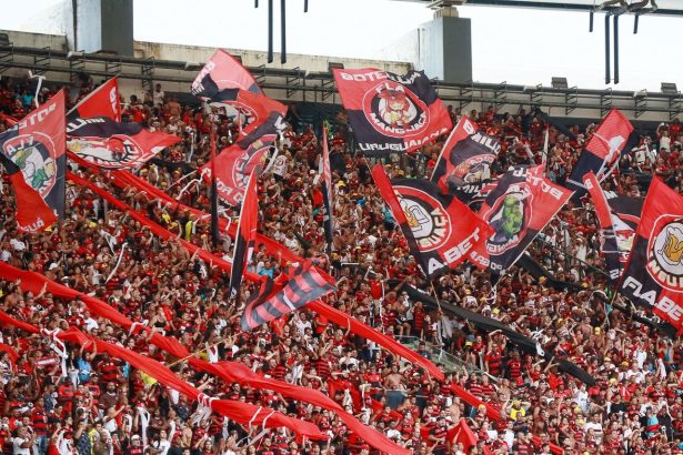 Torcida do Flamengo agita bandeiras nas arquibancadas do Maracanã, no Rio de Janeiro.