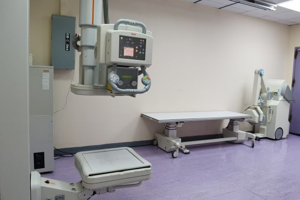 Sala clínica com equipamentos de radiografia e mesa de exame em uma unidade de saúde